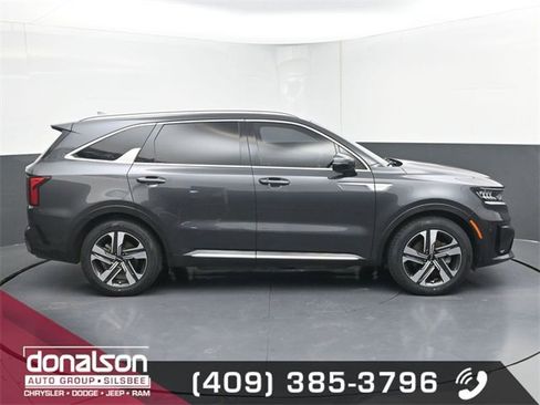 Used 2022 Kia Sorento EX w/ Panoramic Sunroof Package image 2