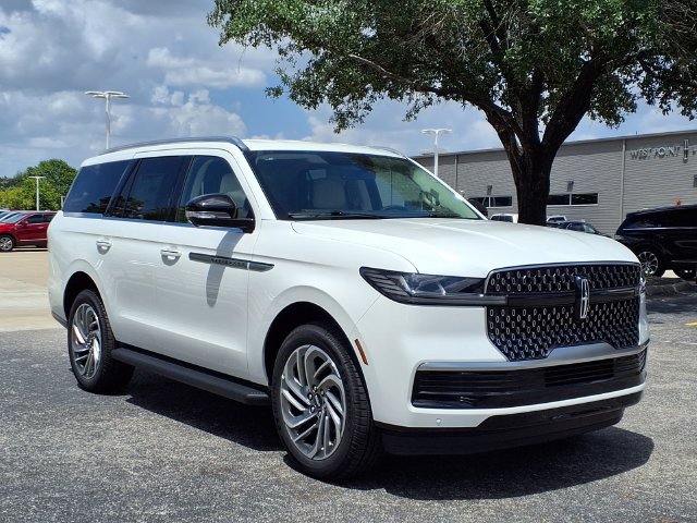 New 2027 Lincoln Navigator Premiere RWD image 4