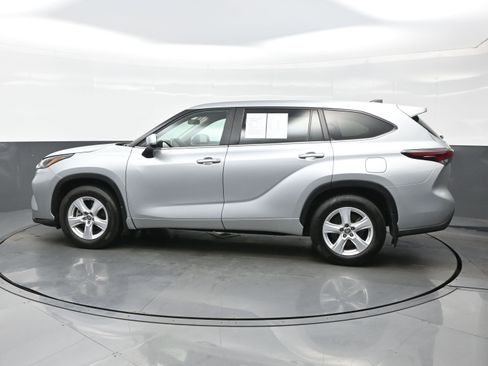 Used 2024 Toyota Highlander LE AWD/4WD image 3