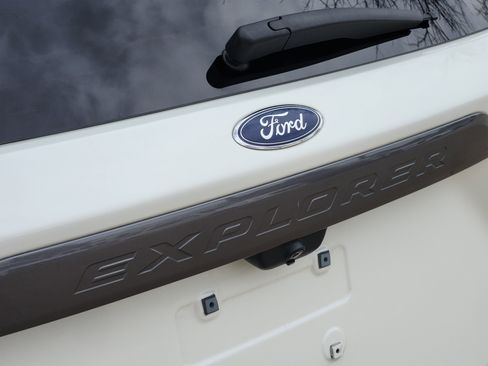 Used 2021 Ford Explorer XLT w/ Equipment Group 202A image 12