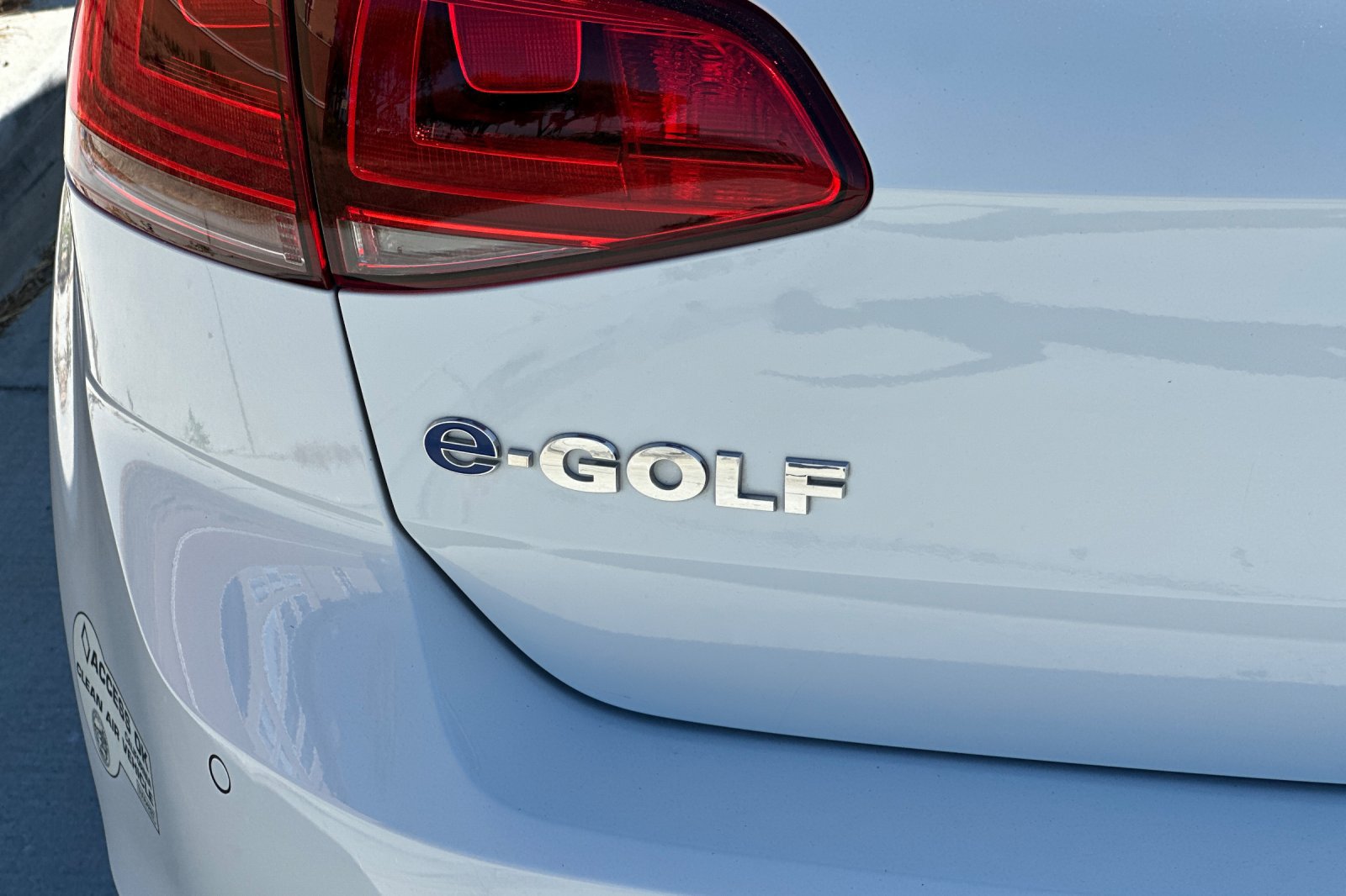 Used 2016 Volkswagen e-Golf SEL Premium FWD image 28