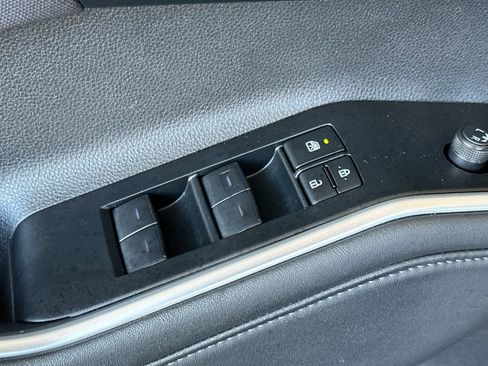 Used 2025 Toyota Highlander LE FWD image 13