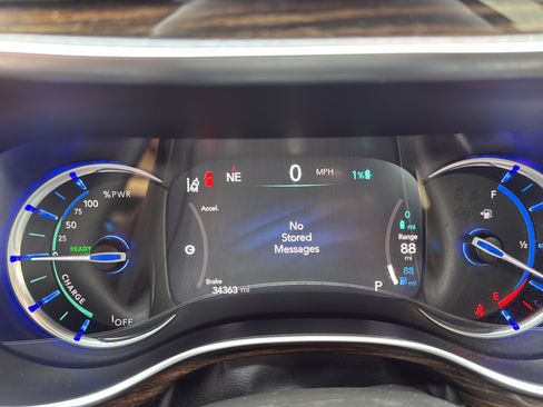 Used 2023 Chrysler Pacifica Pinnacle FWD image 23