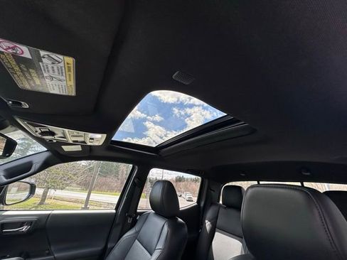 Used 2022 Toyota Tacoma TRD Off-Road w/ TRD Premium Off Road Package image 13