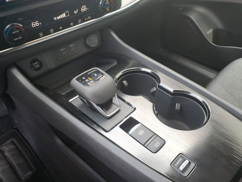 Used 2025 Nissan Rogue SV FWD image 11