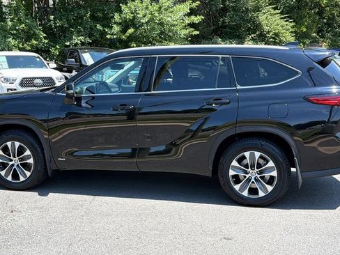 Used 2022 Toyota Highlander XLE AWD/4WD image 3