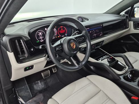 Used 2025 Porsche Cayenne GTS AWD/4WD image 4