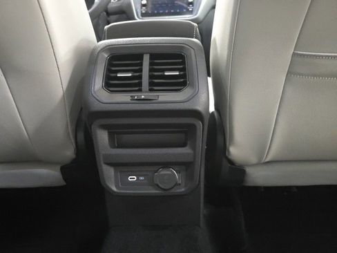 Used 2021 Volkswagen Tiguan SE w/ Panoramic Sunroof Package image 9