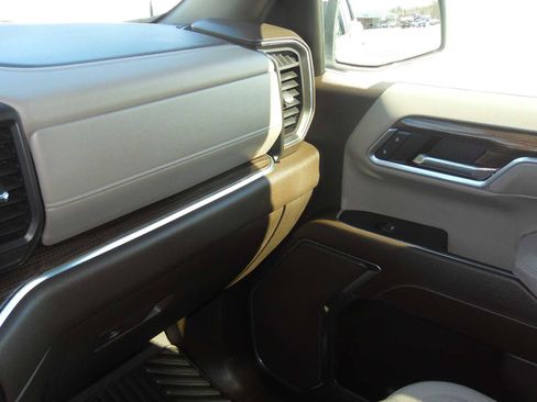 Used 2025 Chevrolet Silverado 1500 LT AWD/4WD image 34