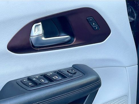 Used 2020 Chrysler Pacifica Limited FWD image 17