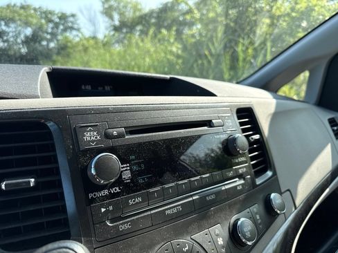 Used 2011 Toyota Sienna LE w/ Towing Pkg FWD image 19