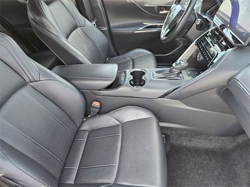 Used 2023 Toyota Venza Limited image 14