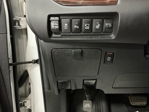 Used 2018 Toyota Sienna Limited Premium w/ Protection Package FWD image 11