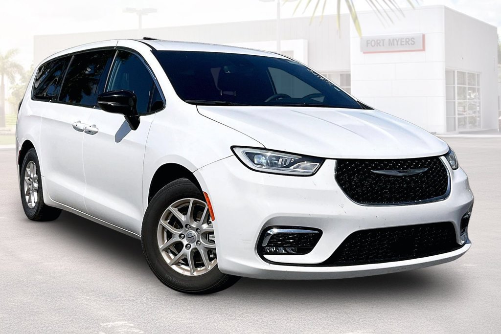 Used 2025 Chrysler Pacifica Select FWD image 1