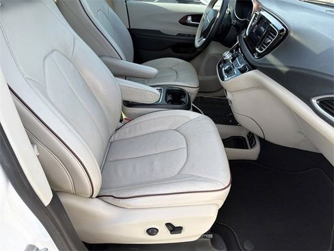 Used 2020 Chrysler Pacifica Limited image 13