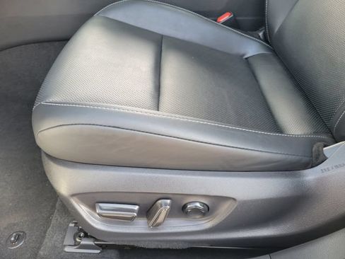 Used 2024 Toyota Prius XLE FWD image 18