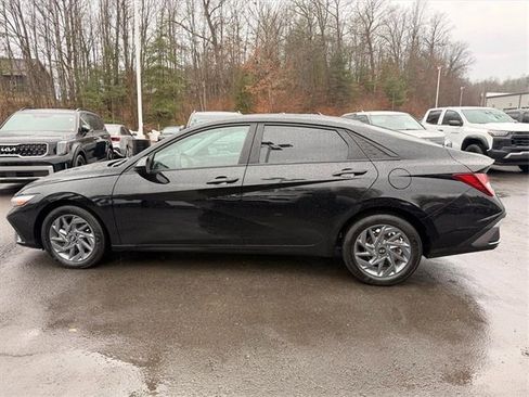 Used 2024 Hyundai Elantra SEL image 3