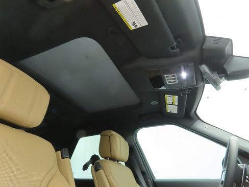 New 2026 Land Rover Discovery Limited Edition image 18