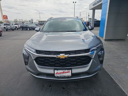 Used 2025 Chevrolet Trax LT w/ LT Convenience Package FWD image 8