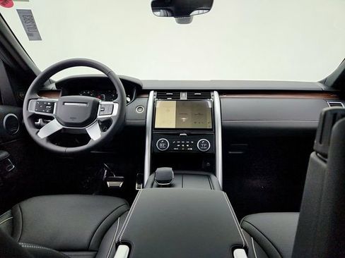 Certified 2024 Land Rover Discovery Dynamic SE image 30