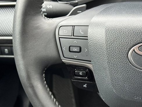 Used 2025 Toyota Camry SE image 34