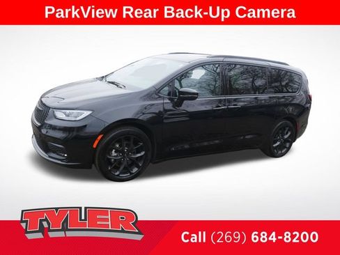 Used 2025 Chrysler Pacifica Limited FWD image 3