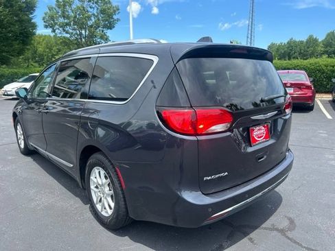 Used 2020 Chrysler Pacifica Touring-L FWD image 11