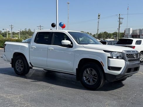 Used 2025 Nissan Frontier SV w/ Tow Package RWD image 2