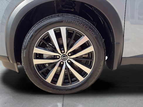 Certified 2025 Nissan Pathfinder Platinum AWD/4WD image 36