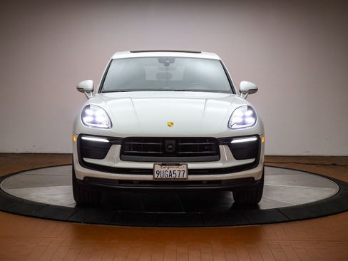 Certified 2025 Porsche Macan image 13
