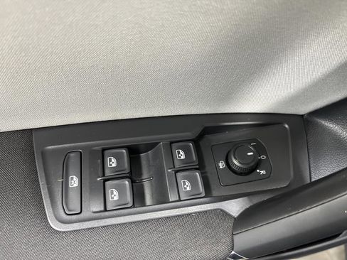 Used 2020 Volkswagen Tiguan S image 23