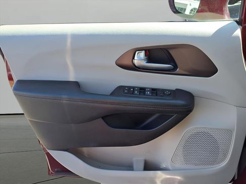 Used 2017 Chrysler Pacifica Touring-L image 16