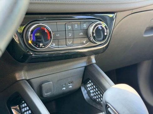 Used 2024 Chevrolet TrailBlazer LT w/ LT Cold Weather Package FWD image 14