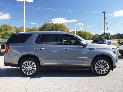 Used 2021 GMC Yukon Denali w/ Denali Premium Package image 23