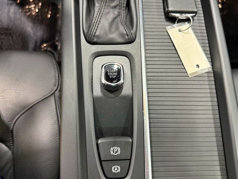 Used 2018 Volvo XC60 T5 Momentum w/ Vision Package AWD/4WD image 19