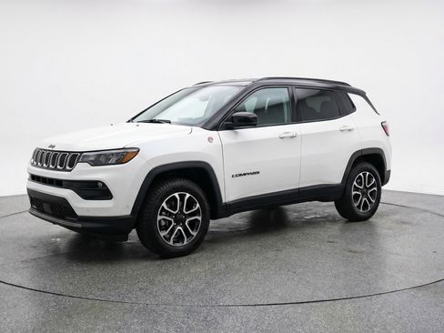 Used 2025 Jeep Compass Trailhawk image 3