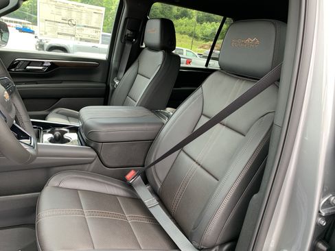 New 2025 Chevrolet Suburban High Country image 11