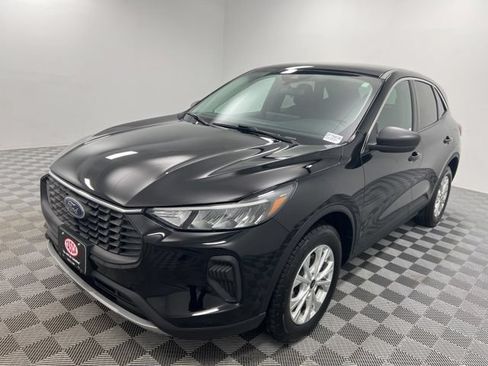 Used 2023 Ford Escape Active w/ Tech Pack #1 AWD/4WD image 2