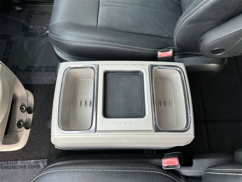 Used 2016 Chrysler Town & Country Touring image 16