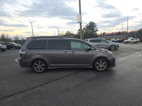 Used 2017 Toyota Sienna SE Premium image 2
