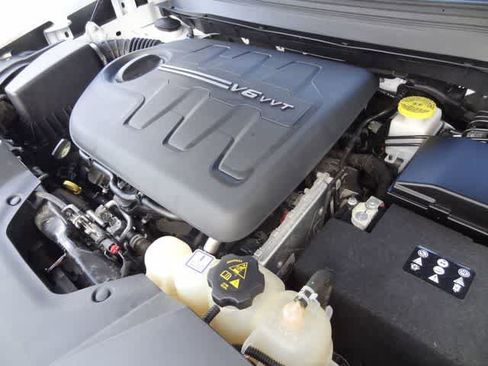 Used 2019 Jeep Cherokee Latitude Plus w/ Comfort/Convenience Group image 39