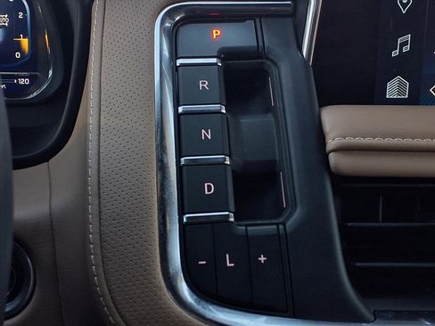 Used 2024 Chevrolet Suburban Premier image 17