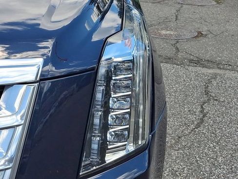 Used 2019 Cadillac Escalade ESV Luxury AWD/4WD image 7