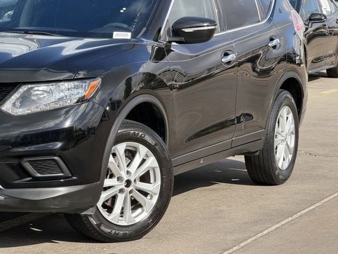 Used 2015 Nissan Rogue SV image 3