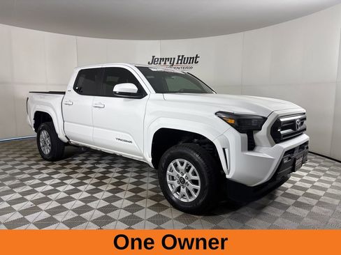 Used 2025 Toyota Tacoma SR5 AWD/4WD image 4