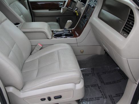 Used 2014 Lincoln Navigator 4WD image 9