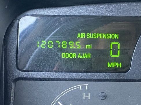 Used 2005 Lincoln Town Car Signature image 16