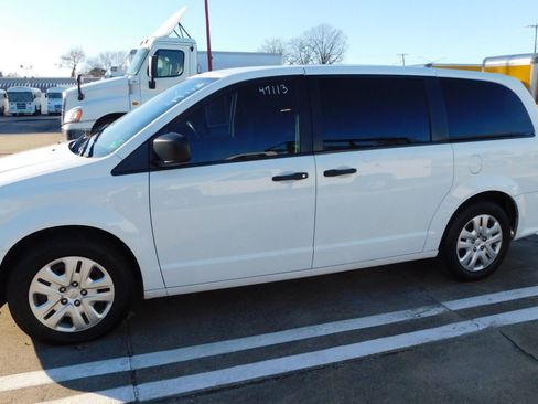 Used 2019 Dodge Grand Caravan SE w/ UConnect Hands-Free Group image 4