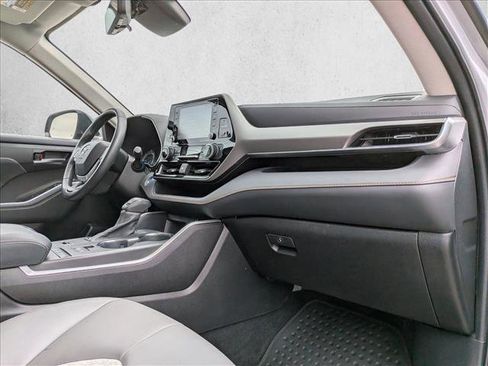 Used 2022 Toyota Highlander Bronze Edition image 22