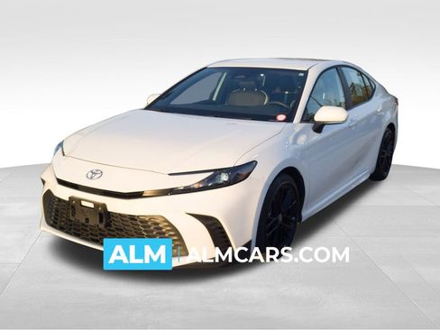 Used 2025 Toyota Camry SE image 1